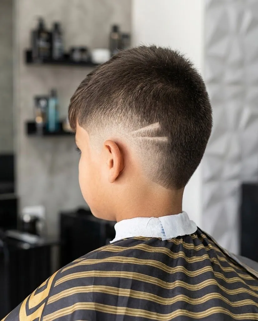 Corte infantil degradado con rayas