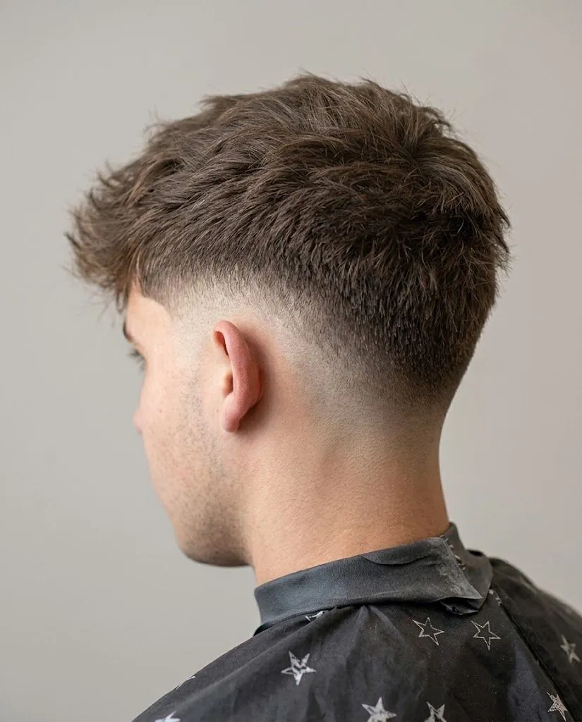 Taper fade bajo con textura arriba